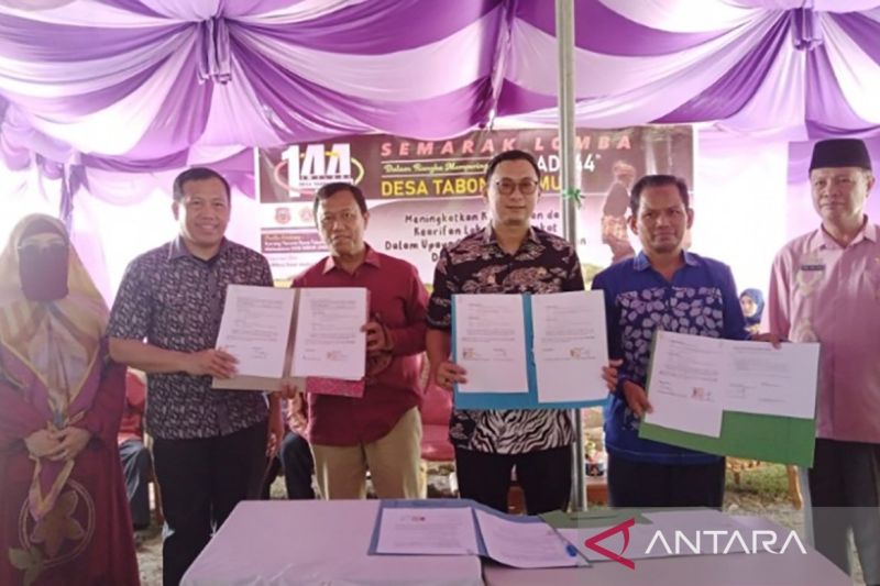 Kepala Dinas Pemberdayaan Masyarakat dan Desa (PMD) Kabupaten Gorontalo Sumanti Maku (kedua kiri) berfoto bersama usai penandatanganan kerja sama antara Pemerintah Kabupaten Gorontalo dan Universitas Negeri Gorontalo (UNG) tentang pengelolaan tanaman sancha inci, di Desa Tabongo Timur, Kabupaten Gorontalo. ANTARA/HO-Diskominfo Kabupaten Gorontalo