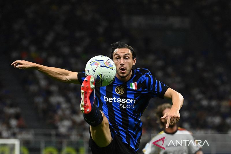Bek Inter Milan Matteo Darmian mengontrol bola pada pertandingan Liga Italia melawan Lecce di Stadion Giuseppe Meazza, Milan, Sabtu (24/8/2024). ANTARA/AFP/Isabella Bonotto/am.