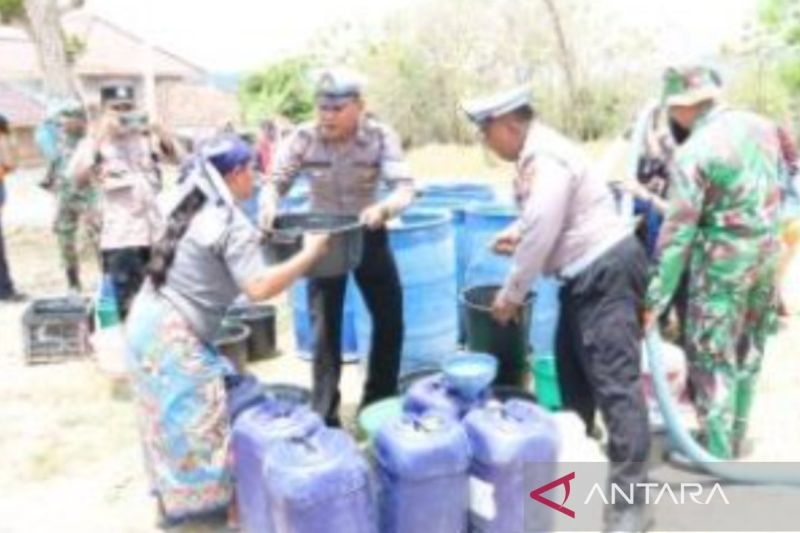 Penyaluran bantuan air bersih oleh Polres Bangkalan ke desa terdampak kekeringan. (ANTARA/ HO-Polres Bangkalan)