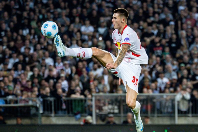 Penyerang RB Leipzig, Benjamin Sesko mengontrol bola saat berhadapan dengan St Pauli pada lanjutan Liga Jerman yang berlangsung di Hamburg, Sabtu (22/09/2024). (ANTARA/AFP/AXEL HEIMKEN)