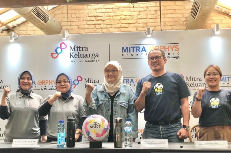 Direktur Mitra Keluarga Cibubur, dr. Sri Widiyaningsih MARS (kiri), Direktur Regional Jabodebatbek - Jawa Tengah dr. Arina Yuli Roswiyati, MS (dua dari kiri), COO Mitra Keluarga Group dr. Nurvantina Pandina, MM (tengah), Dokter Spesialis Ortopedi Konsultan Sport Injury, dr. IGM Febry Siswanto SpOT (K) (dua dari kanan), dan GM Orphys Vivid Ganden (kanan) berpose pada acara jumpa pers Mitra Orphys Sport Clinic (MOSC) "Memasuki tahun ketiga MOSC, gebrakan apa lagi untuk mendukung olahraga Indonesia