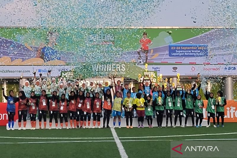 Tim sepak bola putri yang menjadi juara pada ajang "MilkLife Soccer Challenge - Kudus Series 3 2024" di Stadion Supersoccer Arena Rendeng Kudus, Sabtu (28/9/2024). (ANTARA/Akhmad Nazaruddin Lathif)