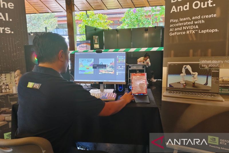 Perwakilan Nvidia Indonesia Adrian Lesmono memperlihatkan contoh pemanfaatan teknologi kecerdasan buatan di Solo, Jawa Tengah, Sabtu (28/9/2024). (ANTARA/Aris Wasita)