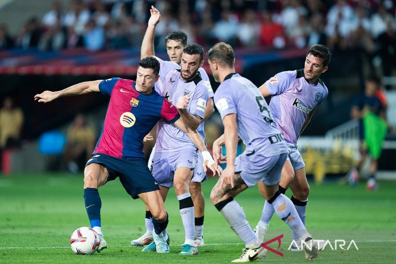 Pemain Barcelona Robert Lewandowski (kiri) berebut bola dengan sejumlah pemain Athletic Club pada laga La Liga antara FC Barcelona bertemu Athletic Club di Barcelona, Spanyol, Minggu (25/8/2024). Barcelona berhasil megalahkan Athletic Club dengan skor 2-1. ANTARA FOTO/Xinhua/Joan gosa/Spt.
