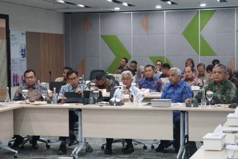 Kepala SKK Migas Dwi Soetjipto (tengah) dan Direktur Utama PHE Chalid Said Salim (kedua dari kanan) melakukan pertemuan untuk memperkuat kolaborasi dalam meningkatkan produksi migas pada 2024. ANTARA/HO-SKK Migas