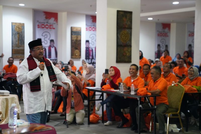 Calon wakil gubernur nomor urut 3 Rano Karno bersama pendukung Pejuang Anies for Si Doel yang mendeklarasikan dukungan mereka.ANTAR/HO-Tim Pramono-Rano Karno.