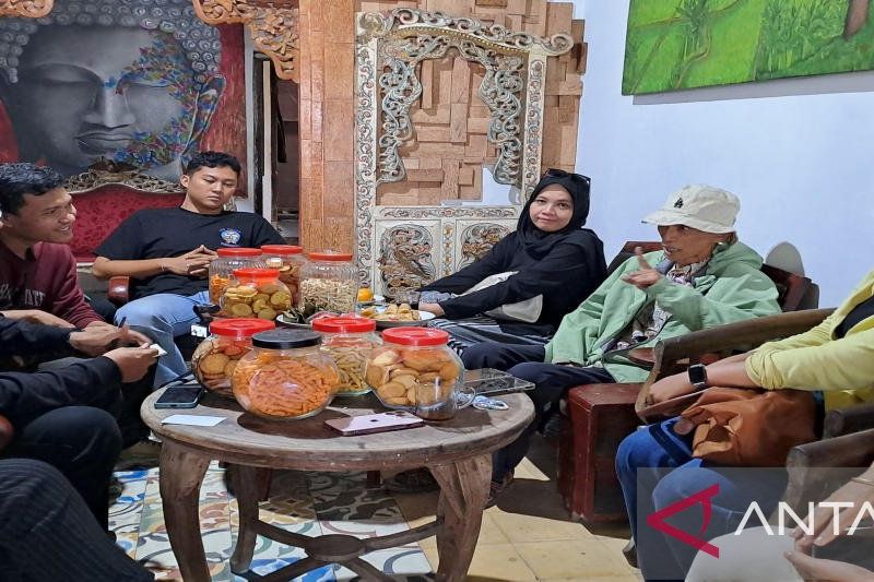 Budayawan dan pendiri Komunitas Lima Gunung Sutanto Mendut (bertopi) beraudiensi dengan para mahasiswa UGM yang memanfaatkan Festival Lima Gunung XXIII di Dusun Keron, Desa Krogowanan, Kabupaten Magelang, Jateng untuk kuliah lapangan tentang manajemen pertunjukkan seni, Minggu (29/9/2024). ANTARA/Hari Atmoko