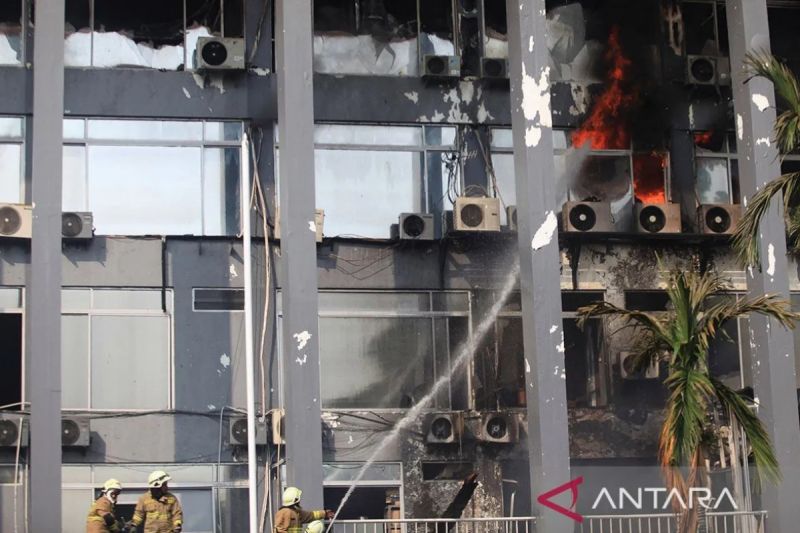 Petugas Damkar memadamkan api kebakaran gedung Badan Keamanan Laut (Bakamla) RI di Jalan Proklamasi, Menteng, Jakarta, Minggu (29/9/2024). ANTARA FOTO/Reno Esnir/app/aww.