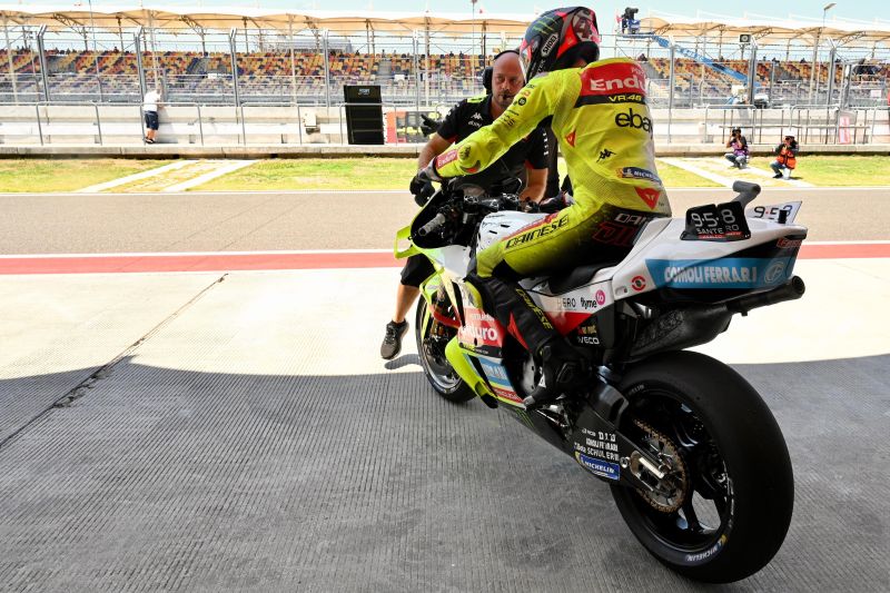 Pembalap Pertamina Enduro VR46 Racing Team bersiap keluar dari "paddock" menuju Sirkuit Internasional Pertamina Mandalika, Lombok Tengah, Nusa Tenggara Barat. (ANTARA/HO-Pertamina)