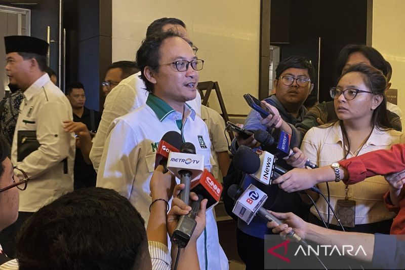 Sekretaris Jenderal Partai Kebangkitan Bangsa (PKB) M. Hasanuddin Wahid sedang menjawab pertanyaan wartawan usai acara Serah Terima Dokumen B.1-KWK Pasangan Bakal Calon Pilkada 2024 dari PKB di Jakarta, Minggu (18/8/2024). ANTARA/Fath Putra Mulya/am.