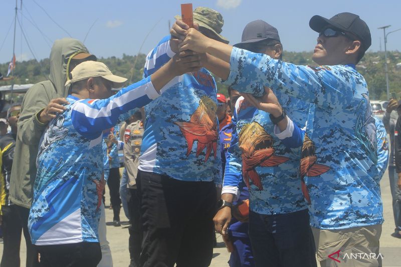 Wakapolda NTT Brigjen Pol Awi Setiyono saat melepas keberangkatan sejumlah pemancing di Kupang. ANTARA/Kornelis Kaha