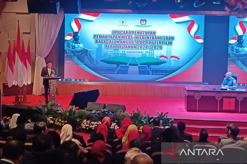 Calon anggota legislatif terpilih pada Pemilu Anggota DPR RI Nurdin Halid (kiri) menyampaikan sambutan mewakili peserta pada Penutupan Pemantapan Nilai-Nilai Kebangsaan bagi Calon Anggota DPR RI Terpilih Periode 2024-2029 di Gedung Lembaga Ketahanan Nasional (Lemhannas) RI, Jakarta, Minggu (29/9/2024). ANTARA/Donny Aditra
