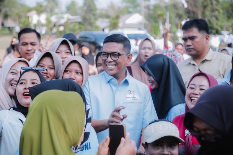 Calon Gubernur Banten nomor urut 2, Andra Soni berkampanye di Lapangan Panji Waringin Desa Sukamanah, Malingping, Lebak, Minggu (29/9/2024). ANTARA/HO-Timses Andra Soni.