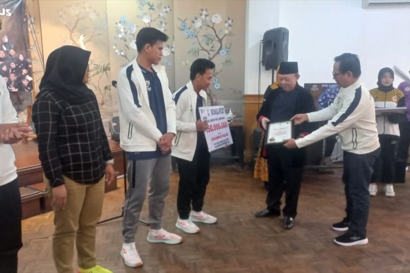 Ikatan Pencak Silat Seluruh Indonesia (IPSI) Provinsi Lampung, memberikan bonus kepada para atlet peraih medali pada Pekan Olahraga Nasional (PON) XXI/2024 Aceh-Sumut, di Golden Dragon Graha Wangsa Bandarlampung, Minggu (29/9/2024). (ANTARA/HO)