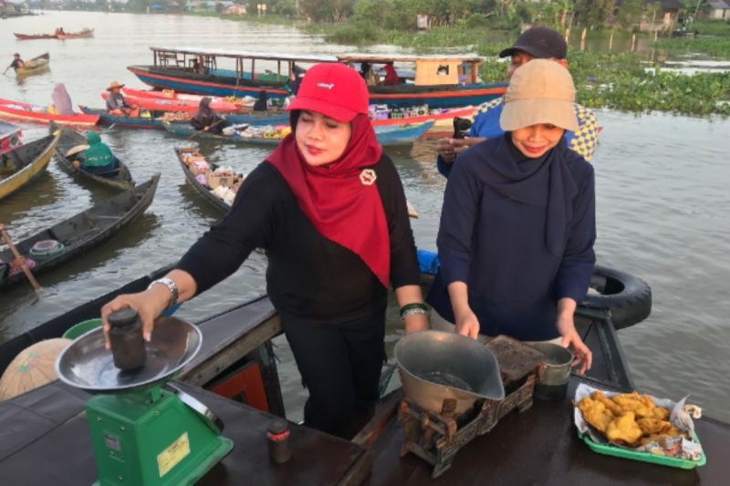 Pegawai DKUMPP Kabupaten Banjar sedang melakukan tera ulang terhadap timbangan pedagang Pasar Terapung. (ANTARA/HO-Media Center Kominfo Banjar)