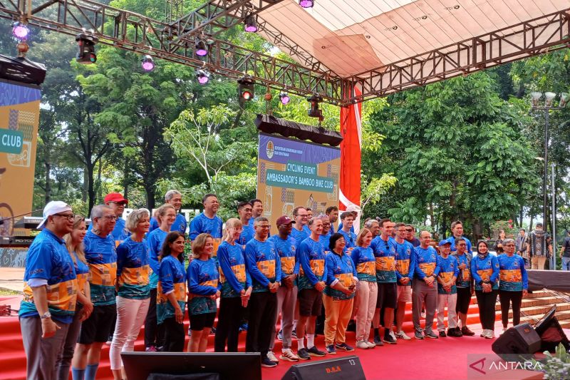 Minister of Environment and Forestry (LHK) Siti Nurbaya Bakar (front, center) takes a photo together with ambassadors during Ambassadors' Bamboo Bike Club event in Jakarta, Sunday (29/9/2024). (ANTARA/Lintang Budiyanti Prameswari)