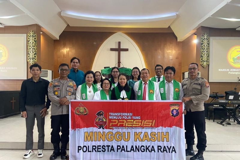 Kabaglog Polresta Palangka Raya Kompol Mangatur Tampubolon (kiri) bersama anggotanya melaksanakan program 'Minggu Kasih' yakni Pilkada Damai di salah satu gereja yang ada di kota setempat, Minggu (29/9/2024). ANTARA/Humas Polda Kalteng