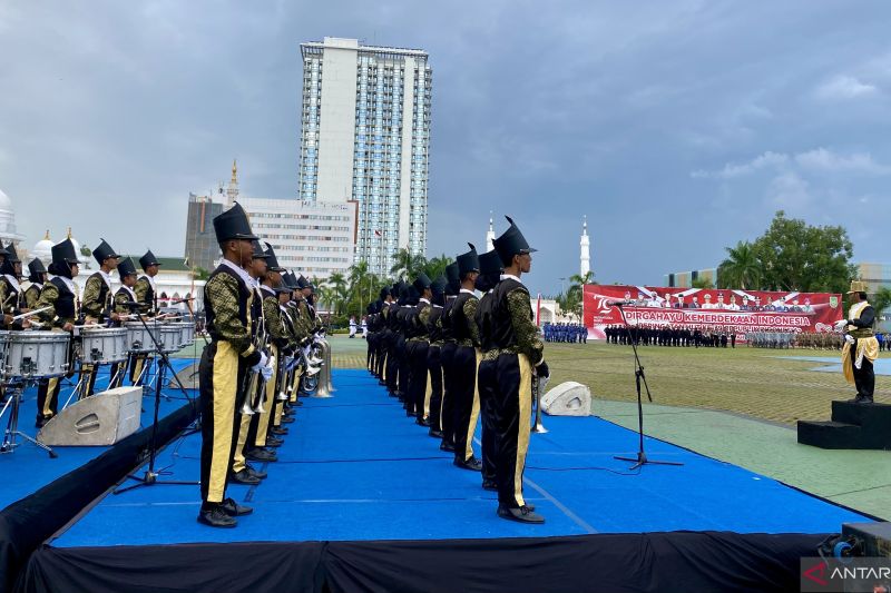 Bahana Barelang Drum Corps (BBDC) sedang tampil saat hari kemerdekaan Republik Indonesia. (ANTARA/Amandine Nadja)