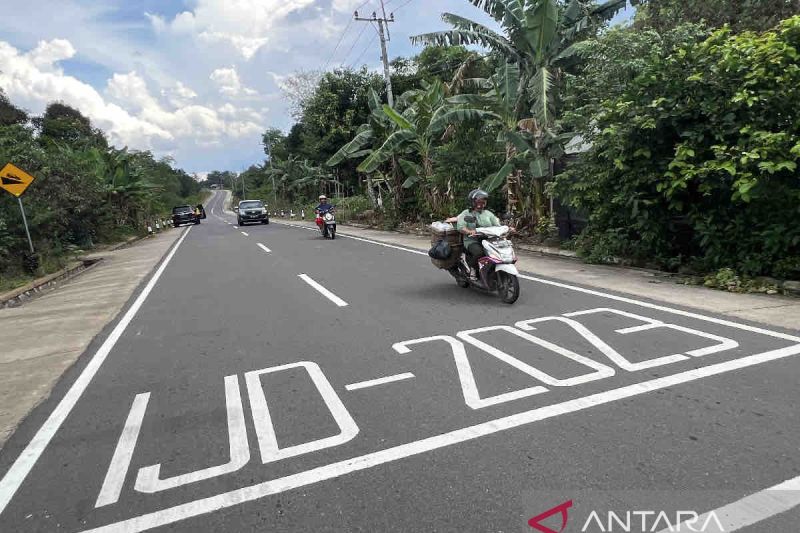 Penampakan Jalan Aik Mungkui-Buluhtumbang di Kabupaten Belitung, Provinsi Bangka Belitung usai dilakukan perbaikan oleh Kementerian Perkerjaan Umum dan Perunahan Rajayat (PUPR) Balai Pelaksanaan Jalan Nasional (BPJN) Bangka Belitung, di Belitung, Jumat (27/9/2024). ANTARA/Harianto