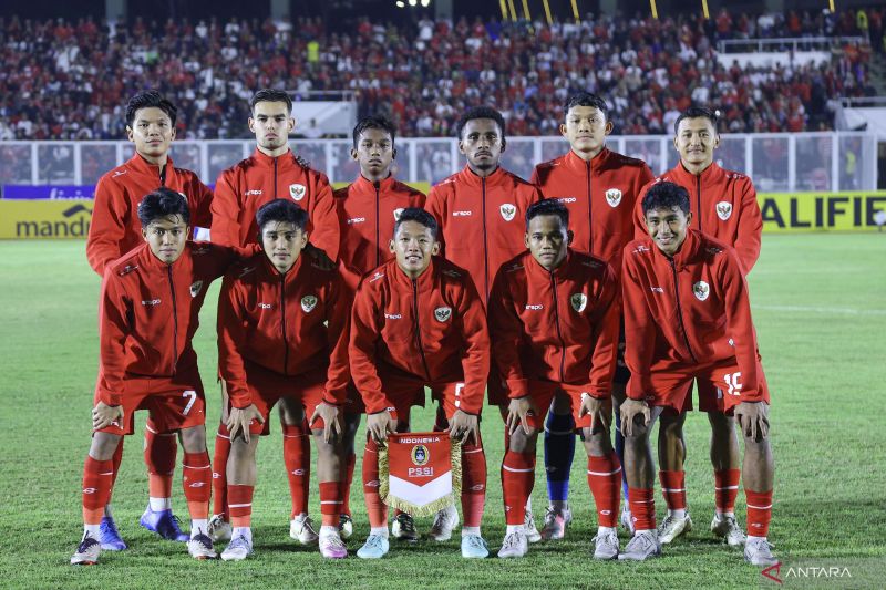 Sejumlah pesepak bola Timnas Indonesia U-20 berpose di hadapan fotografer sebelum laga melawan Timnas Yaman U20 pada Kualifikasi Piala Asia U-20 2025 Grup F di Stadion Madya Gelora Bung Karno, Jakarta, Minggu (29/9/2024). ANTARA FOTO/Dhemas Reviyanto/app/YU (ANTARA FOTO/DHEMAS REVIYANTO)