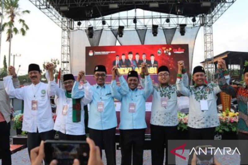 Dokumen deklarasi kampanye damai untuk Pilkada 2024 oleh KPU Pamekasan bersama masing-masing pasangan calon bupati dan wakil bupati Pamekasan. (ANTARA/ HO-KPU Pamekasan)