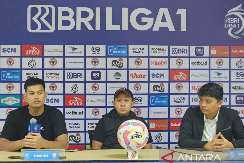 Pelatih sementara Persis Solo Yogie Nugraha (tengah) menjawab pertanyaan pewarta pada jumpa pers setelah pertandingan Liga 1 melawan Semen Padang di Stadion Pakansari, Kabupaten Bogor, Minggu (29/9/2024). (ANTARA/RAUF ADIPATI)