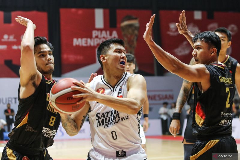 Pebasket Satria Muda Pertamina Jakarta Juan Laurent (tengah) dihadang pebasket Dewa United Banten Hardianus (kanan), dan Patrick Nikolas (kiri) pada laga semifinal IBL All Indonesian Piala Menpora di Hall Basket Senayan, Gelora Bung Karno, Jakarta, Minggu (29/9/2024). ANTARA FOTO/Asprilla Dwi Adha/YU (ANTARA FOTO/ASPRILLA DWI ADHA)