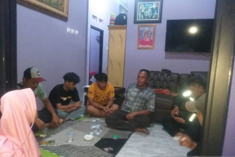 Polsek Tanah Sareal mendatangi rumah pelajar yang mengacungkan sajam di video viral. (ANTARA/HO-Polresta Bogor Kota)