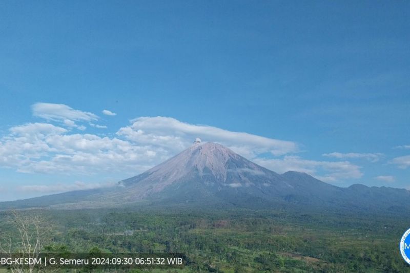 Gunung Semeru erupsi dengan letusan teramati sekitar 400 meter di atas puncak pada Senin (30/9/2024) pagi. (ANTARA/HO-PVMBG)