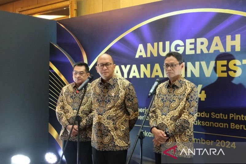 Menteri Investasi/Kepala Badan Koordinasi Penanaman Modal atau BKPM Rosan Roeslani (tengah) dan Wakil Menteri Investasi/Wakil Kepala BKPM Yuliot (kanan) dalam konferensi pers Anugerah Layanan Investasi 2024 di Jakarta, Senin (30/9/2024). ANTARA/Aji Cakti