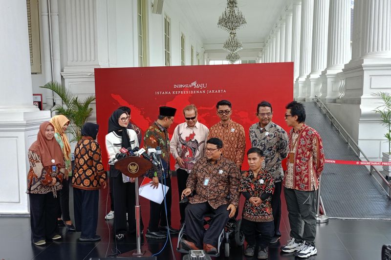 Staf Khusus Presiden Angkie Yudistia didampingi pengurus organisasi Perkumpulan Penyandang Disabilitas Indonesia (PPDI) menyampaikan keterangan di kompleks Istana Kepresidenan Jakarta, Senin (30/9/2024). (ANTARA/Rangga Pandu Asmara Jingga)