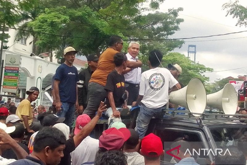 Kadis Perhubungan Maluku Dr. M. Malawat menyatakan segera membahas mekanisme pembekuan izin operasioonal angkutan online khususnya Maxim. (30/9) (ANTARA/daniel/)