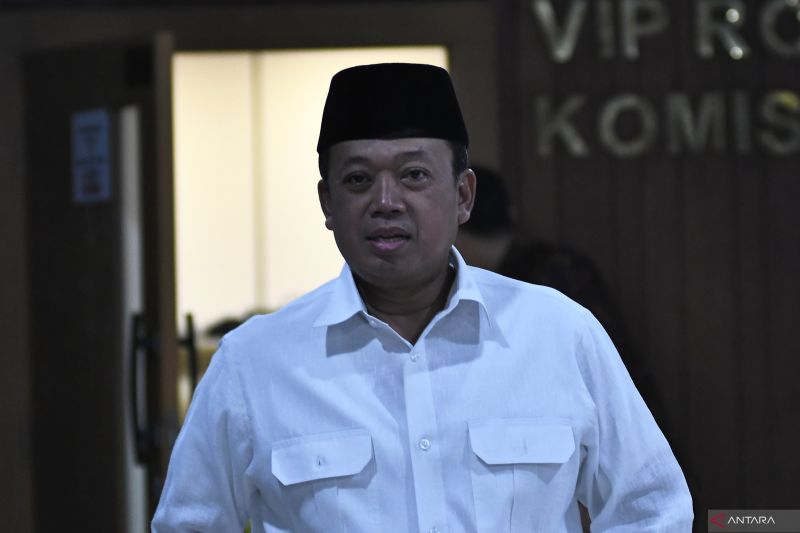 Ketua Panitia Khusus (Pansus) Angket Haji Nusron Wahid berjalan saat akan memasuki ruangan rapat Komisi II, Gedung Parlemen, Senayan, Jakarta, Senin (2/9/2024). (ANTARA FOTO/Fakhri Hermansyah/foc).