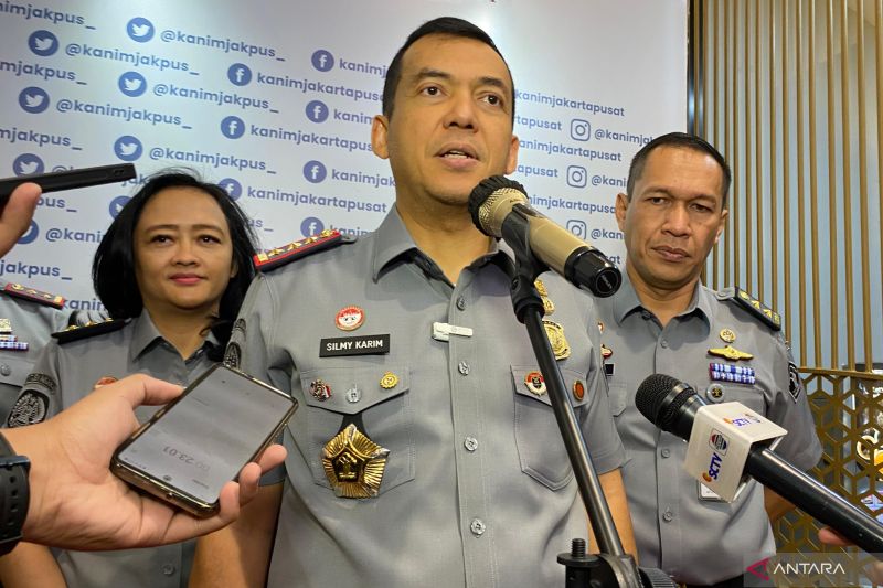 Direktur Jenderal Imigrasi Silmy Karim menjawab pertanyaan wartawan di Jakarta, Senin (30/9/2024). ANTARA/Fath Putra Mulya