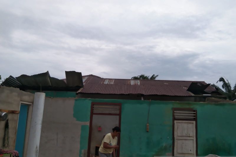 Salah satu rumah warga di Belitung rusak akibat angin kencang, yang terjadi pada Minggu (29/9) (ANTARA/Kasmono/Apriliansyah)
