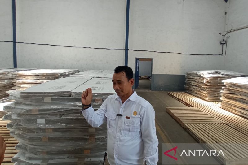 Ketua KPU Kota Cirebon Mardeko saat menunjukkan logistik Pilkada 2024 yang sudah berada di gudang penyimpanan di Kota Cirebon, Jawa Barat, Senin (30/9/2024). (ANTARA/Fathnur Rohman)