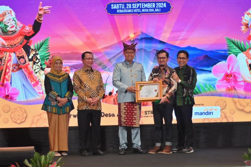 Plt Bupati Bangka Tengah Era Susanto (dua dari kanan) saat menerima penghargaan di Nusa Dua, Bali, Sabtu (28/9/2024). ANTARA/Ahmadi