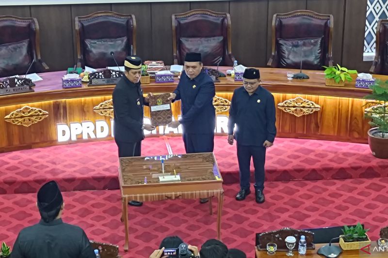 Dewan Perwakilan Rakyat Daerah (DPRD) Kabupaten Tangerang, Banten, mengesahkan rancangan peraturan daerah (Raperda) tentang perubahan anggaran pendapatan dan belanja daerah (APBD) tahun anggaran 2024 menjadi peraturan daerah (Perda) sebesar Rp8,05 triliun.
