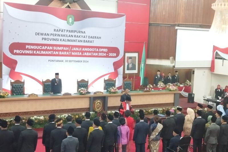 Prosesi pengambilan sumpah jabatan 65 anggota DPRD Kalbar periode 2024-2029 di gedung DPRD Kalbar (ANTARA/HO-Ridho)