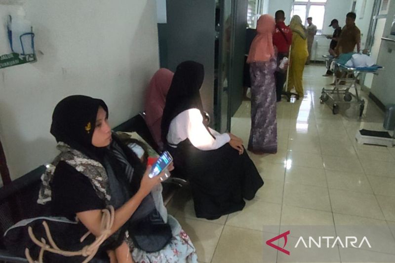 Puluhan warga korban keracunan nasi kotak di Desa Panyusuhan, Kecamatan Sukaluyu, Cianjur, Jawa Barat, mendapatkan pertolongan medis di Puskesmas Sukaluyu, Senin (30/9/2024). ANTARA/Ahmad Fikri