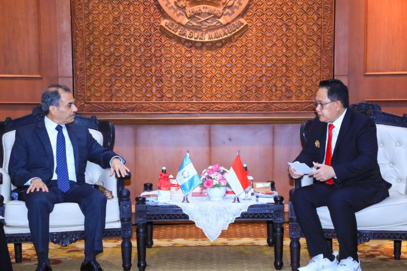 Pj Gubernur Jatim Adhy Karyono saat menerima kunjungan Duta Besar (Dubes) Guetamala untuk Indonesia Maynor Jacobo Cuyún Salguero di Gedung Negara Grahadi Surabaya, Jatim, Senin (30/9/2024). ANTARA/HO-Biro Adpim Jatim