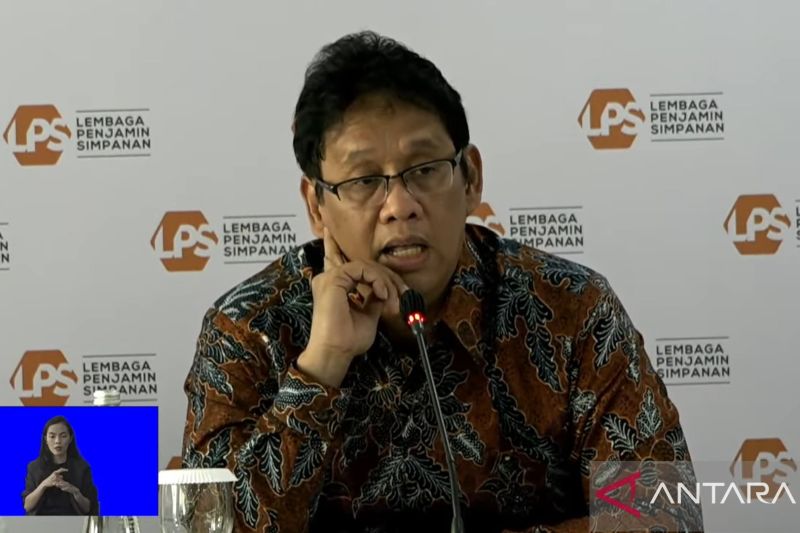 Ketua Dewan Komisioner LPS Purbaya Yudhi Sadewa saat konferensi pers di Jakarta, Senin (30/9/2024). ANTARA/Bayu Saputra.