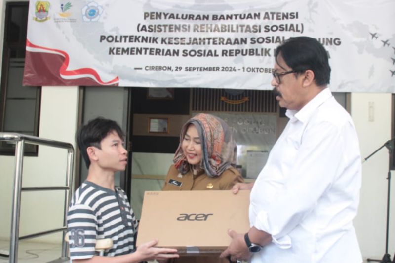 Penyaluran paket bantuan Atensi bagi kelompok rentan di Kabupaten Cirebon, Jawa Barat, Senin (30/9/2024). (ANTARA/HO-Dinsos Cirebon)