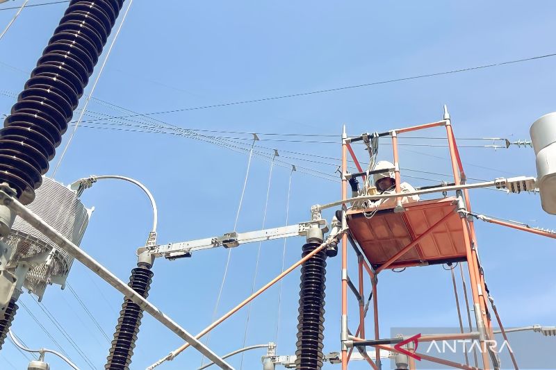 Petugas PT PLN (Persero) UPT Baturaja, Kabupaten OKU, Sumsel, melakukan pemeliharaan jaringan listrik bertegangan tanpa padam. ANTARA/HO-PLN Baturaja