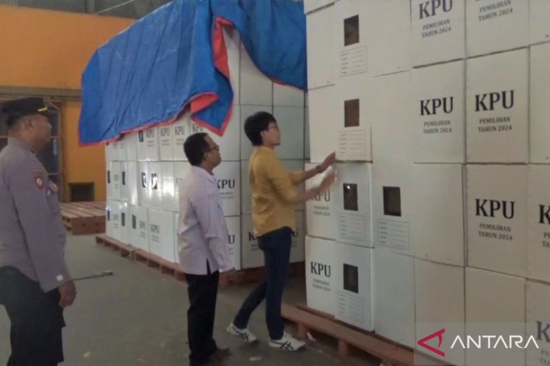 Komisioner KPU Jatim Nur Salam didampingi Komisioner KPU Ngawi dan petugas Polres Ngawi mengecek logistik pilkada kotak suara di gudang KPU Ngawi yang ada di gudang Bulog wilayah Keniten, Kecamatan Geneng, Ngawi, Senin (30/9/2024). ANTARA/Louis Rika