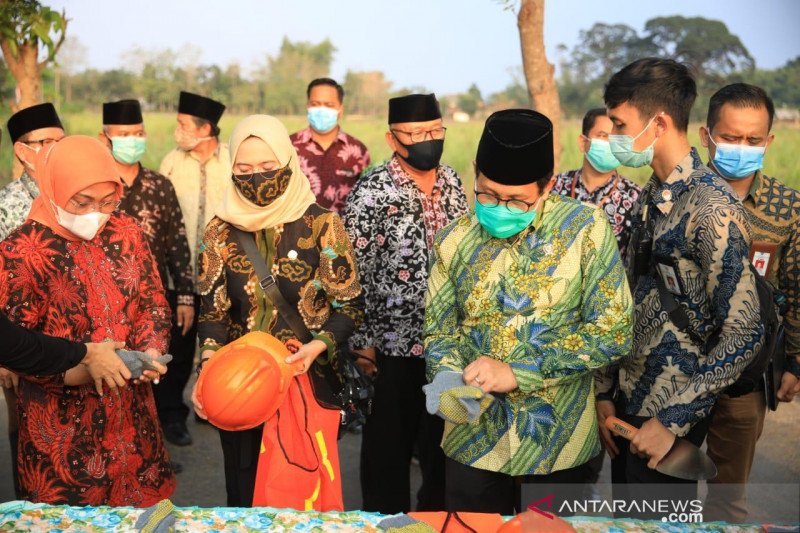 Arsip foto - Menteri Desa, Pembangunan Daerah Tertinggal, dan Transmigrasi (Mendes PDTT) Abdul Halim Iskandar bersama Menaker Ida Fauziyah meluncurkan program kolaborasi kementerian tersebut di Tuban, Jawa Timur. ANTARA/ HO-