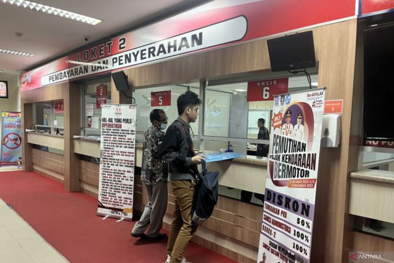 Warga Kepri saat melakukan pengurusan berkas dalam progran pemutihan pajak kendaraan bermotor yang digelar oleh Bapenda Kepri (ANTARA/Jessica)