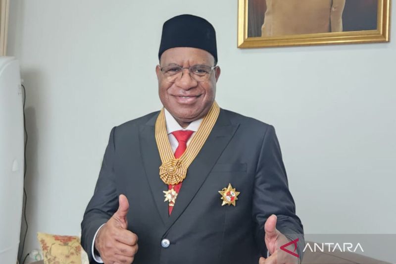 Arsip foto - Wamendagri John Wempi Wetipo menerima penghargaan Tanda Kehormatan Bintang Jasa Utama dari Presiden RI Joko Widodo di Jakarta, Rabu (14/8/2024). ANTARA/HO-Puspen Kemendagri