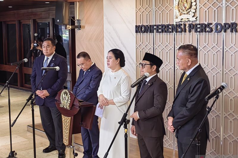 Pimpinan DPR RI saat konferensi pers bersama pimpinan DPR RI lainnya usai menghadiri Rapat Paripurna DPR RI Penutupan Masa Sidang I Tahun Sidang 20242025 Keanggotaan DPR RI 20192024 di Kompleks Parlemen, Senayan, Jakarta, Senin (30/9/2024). ANTARA/Melalusa Susthira K