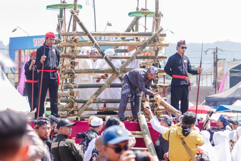 Sejumlah warga mengikuti Upacara Adat Nyangku di lapangan Borosngora, Kecamatan Panjalu, Kabupaten Ciamis, Jawa Barat, Senin (30/9/2024). (ANTARA/HO-Pemkab Ciamis)